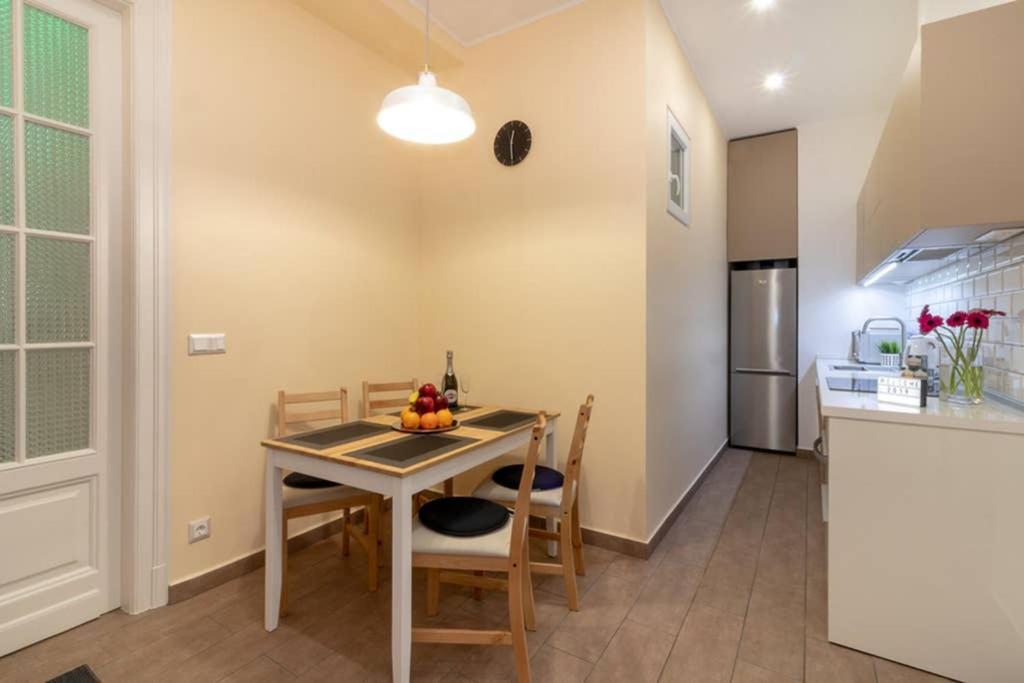 Nice And Cozy Apartment Next To The Parliament Budapest Esterno foto